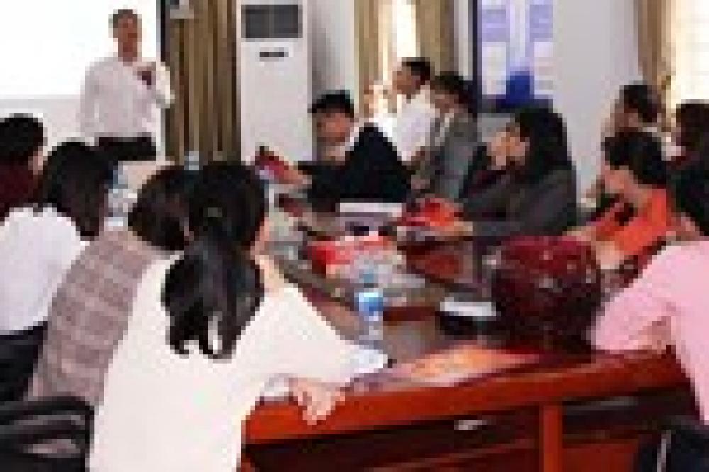 Khối văn phòng Tập đoàn sôi nổi trong buổi sinh hoạt sách tháng 2