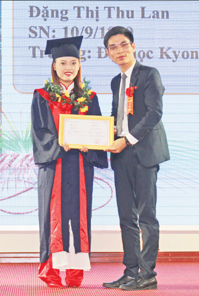 Đại diện ICOGroup trao chứng chỉ hoàn thành khóa học tiếng Hàn cho em Đặng Thị Thu Lan